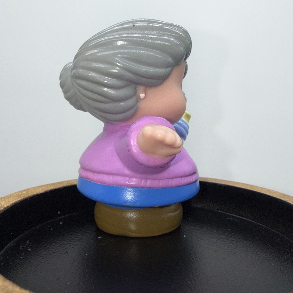 Fisher Price Little People Grandma Grandmother Granny Yarn Knitting Crochet Nana - Picture 5 of 6